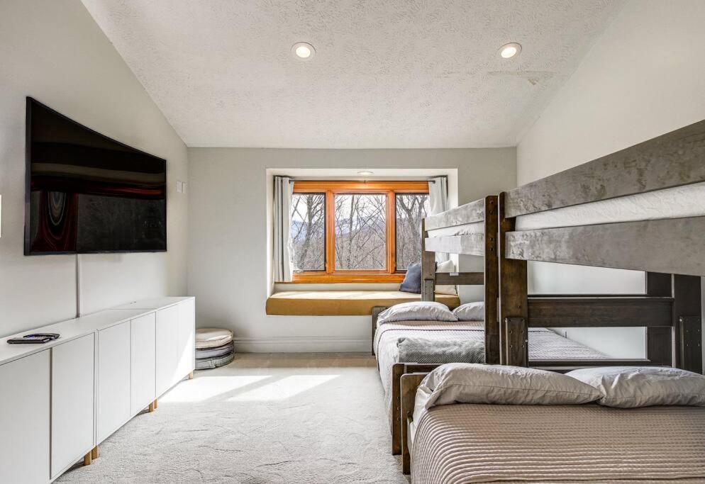 Lux Retro Getaway W/ Ober & Smoky Mtn Views! Villa Gatlinburg Kültér fotó
