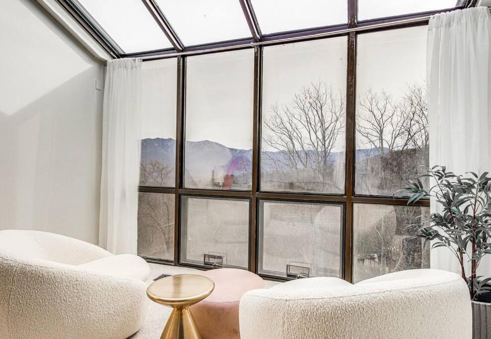Lux Retro Getaway W/ Ober & Smoky Mtn Views! Villa Gatlinburg Kültér fotó