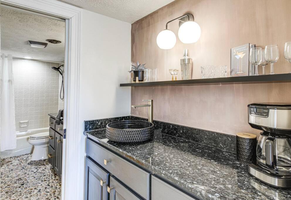 Lux Retro Getaway W/ Ober & Smoky Mtn Views! Villa Gatlinburg Kültér fotó