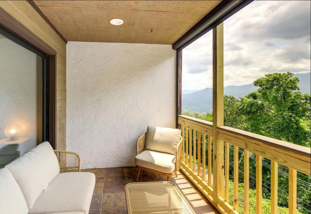 Lux Retro Getaway W/ Ober & Smoky Mtn Views! Villa Gatlinburg Kültér fotó