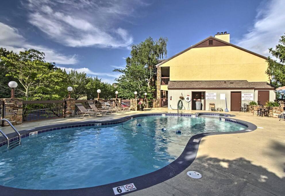 Lux Retro Getaway W/ Ober & Smoky Mtn Views! Villa Gatlinburg Kültér fotó
