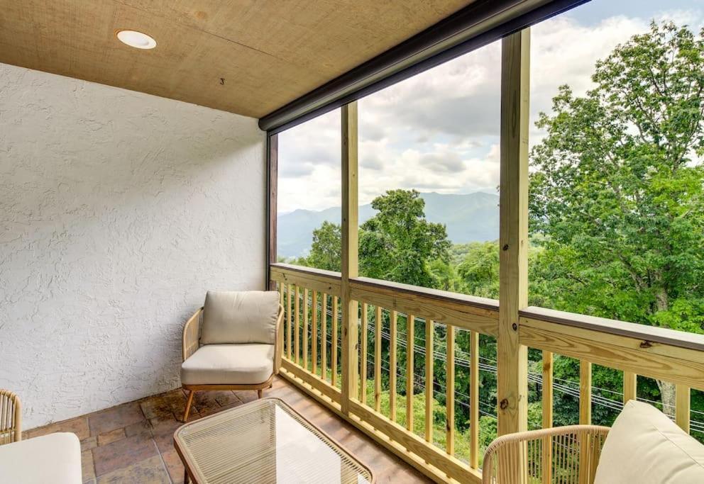 Lux Retro Getaway W/ Ober & Smoky Mtn Views! Villa Gatlinburg Kültér fotó