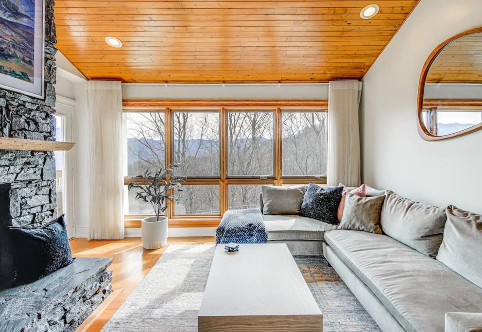 Lux Retro Getaway W/ Ober & Smoky Mtn Views! Villa Gatlinburg Kültér fotó