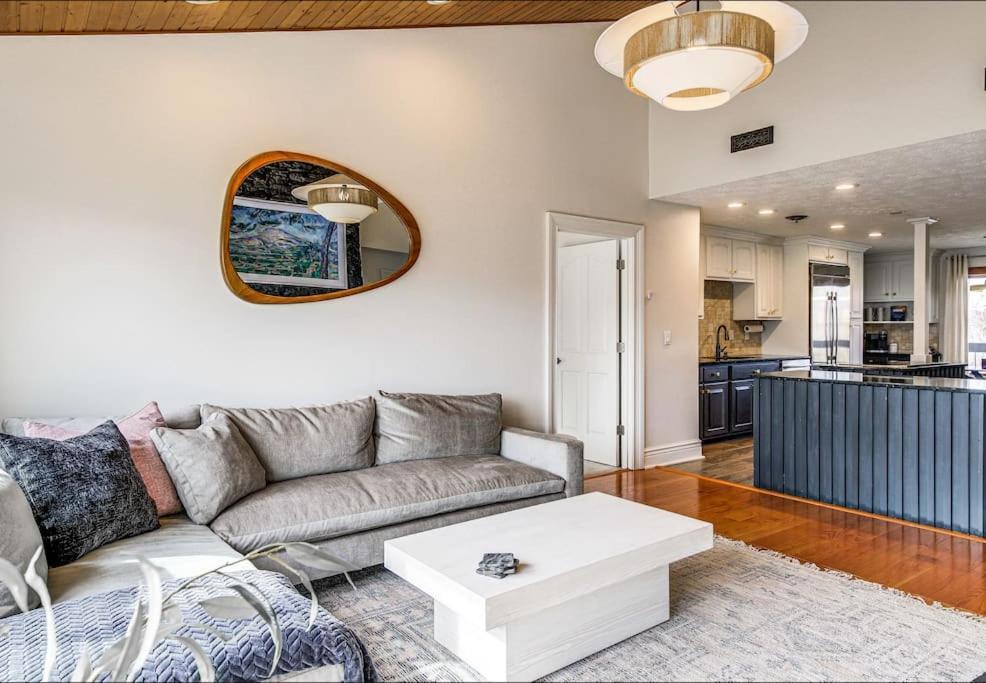 Lux Retro Getaway W/ Ober & Smoky Mtn Views! Villa Gatlinburg Kültér fotó