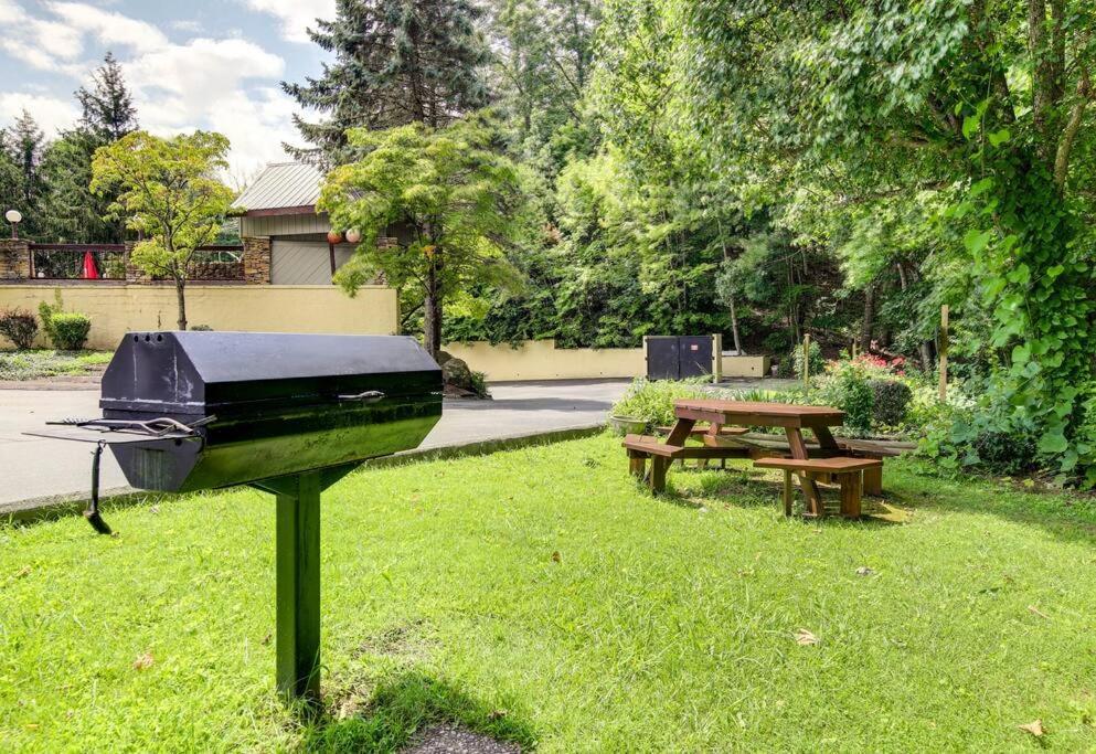 Lux Retro Getaway W/ Ober & Smoky Mtn Views! Villa Gatlinburg Kültér fotó