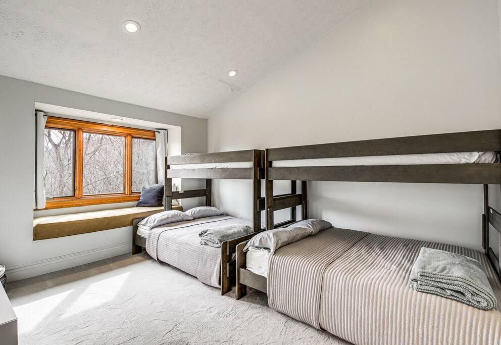 Lux Retro Getaway W/ Ober & Smoky Mtn Views! Villa Gatlinburg Kültér fotó