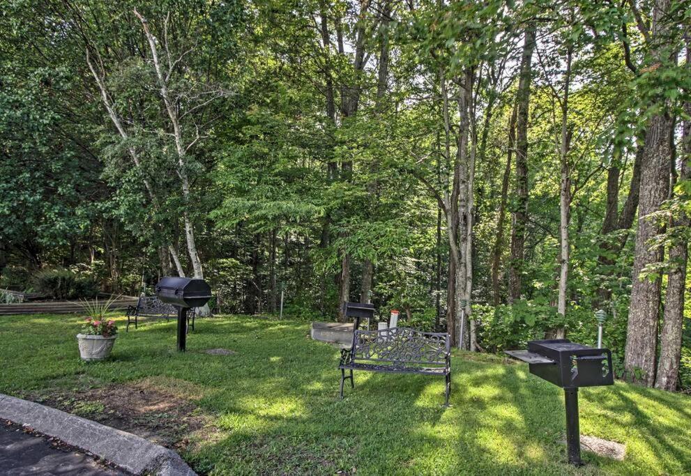 Lux Retro Getaway W/ Ober & Smoky Mtn Views! Villa Gatlinburg Kültér fotó