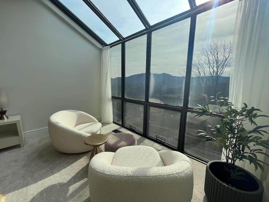 Lux Retro Getaway W/ Ober & Smoky Mtn Views! Villa Gatlinburg Kültér fotó
