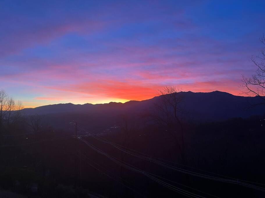 Lux Retro Getaway W/ Ober & Smoky Mtn Views! Villa Gatlinburg Kültér fotó