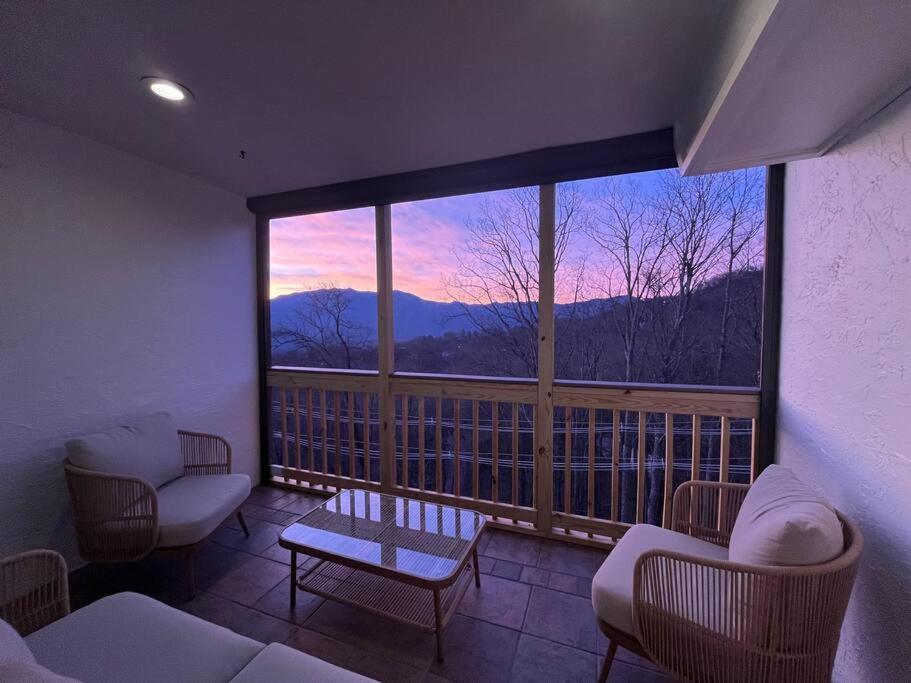 Lux Retro Getaway W/ Ober & Smoky Mtn Views! Villa Gatlinburg Kültér fotó