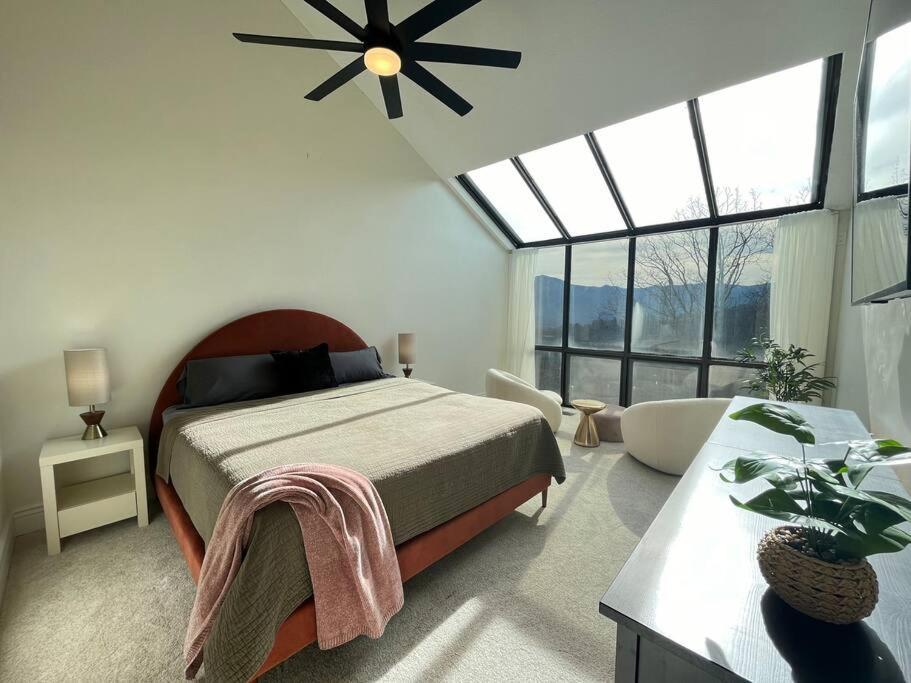 Lux Retro Getaway W/ Ober & Smoky Mtn Views! Villa Gatlinburg Kültér fotó