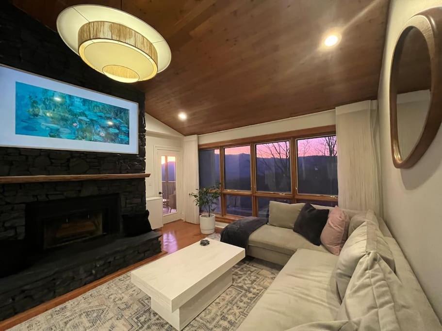 Lux Retro Getaway W/ Ober & Smoky Mtn Views! Villa Gatlinburg Kültér fotó