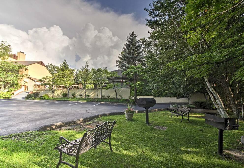 Lux Retro Getaway W/ Ober & Smoky Mtn Views! Villa Gatlinburg Kültér fotó
