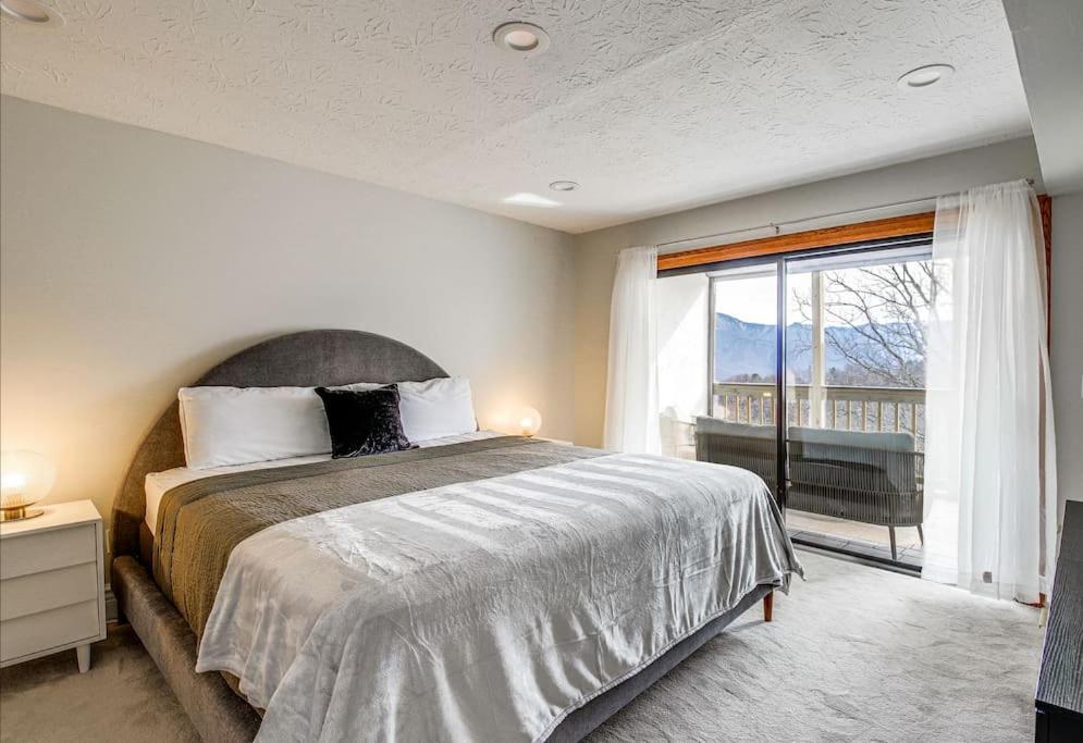 Lux Retro Getaway W/ Ober & Smoky Mtn Views! Villa Gatlinburg Kültér fotó