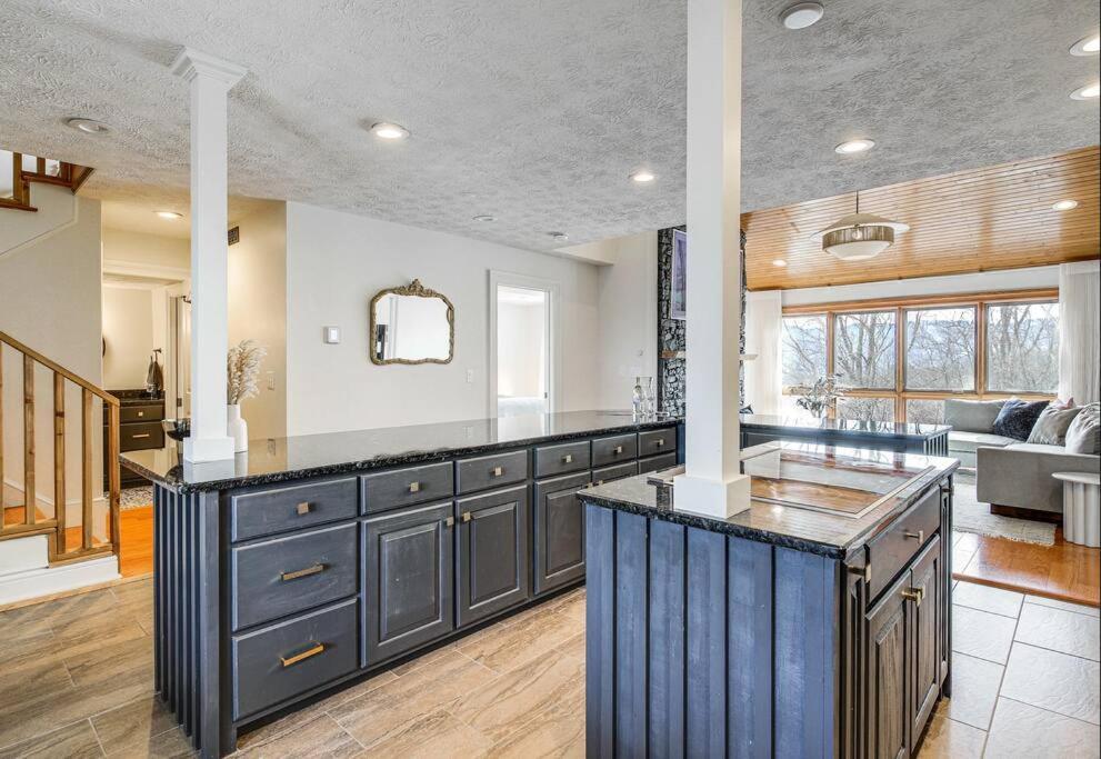 Lux Retro Getaway W/ Ober & Smoky Mtn Views! Villa Gatlinburg Kültér fotó