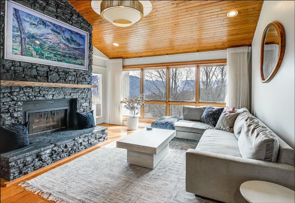 Lux Retro Getaway W/ Ober & Smoky Mtn Views! Villa Gatlinburg Kültér fotó