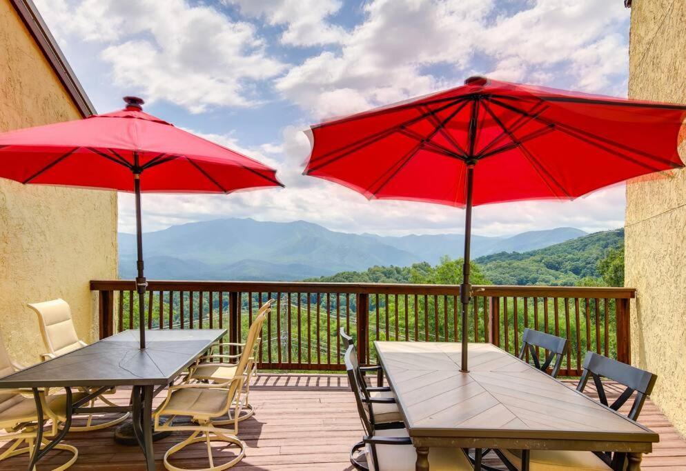 Lux Retro Getaway W/ Ober & Smoky Mtn Views! Villa Gatlinburg Kültér fotó